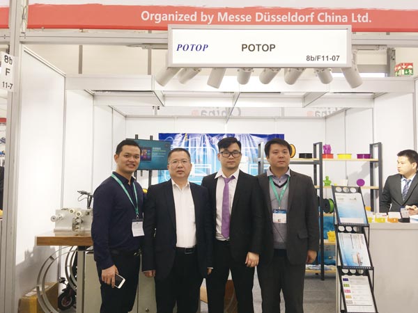 上海英科-李志杰工程師(左二)與本刊記者合影0