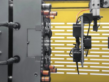 3C高質(zhì)感行業(yè)先鋒，雅文塑膠與震雄集團(tuán)攜手進(jìn)步