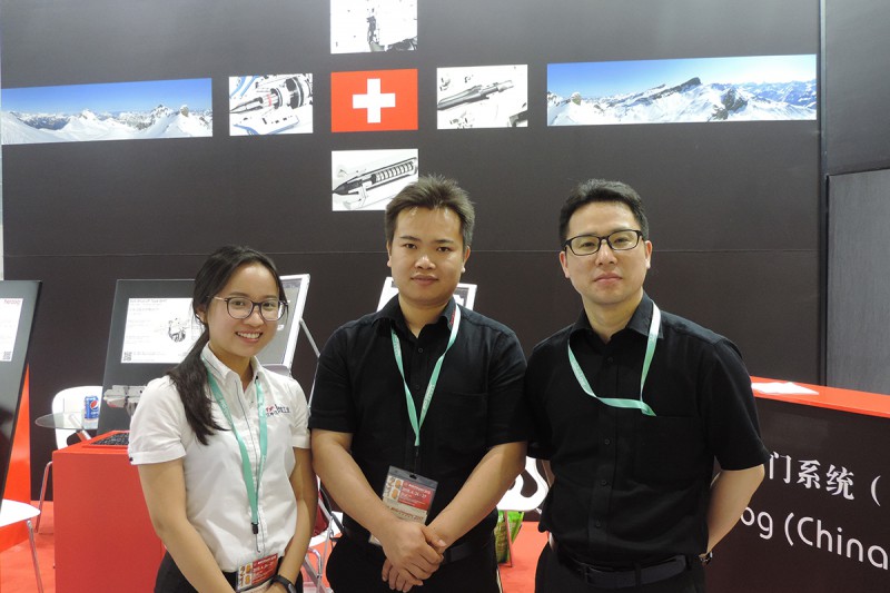 和卓展會現(xiàn)場沈舟人、銷售代表林明與《塑膠工業(yè)》記者李嘉儀合影