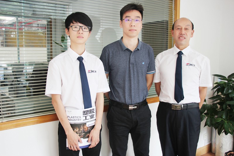 佛山市耀通包裝材料有限公司總經(jīng)理郝健均(中)與本刊記者合影