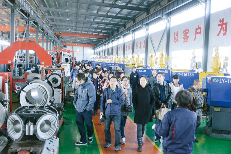 _近40家設(shè)計(jì)院的給排水設(shè)計(jì)領(lǐng)域的專家、總工、工程師約100人到天津軍星管業(yè)集團(tuán)有限公司廠區(qū)進(jìn)行參觀DSC6087