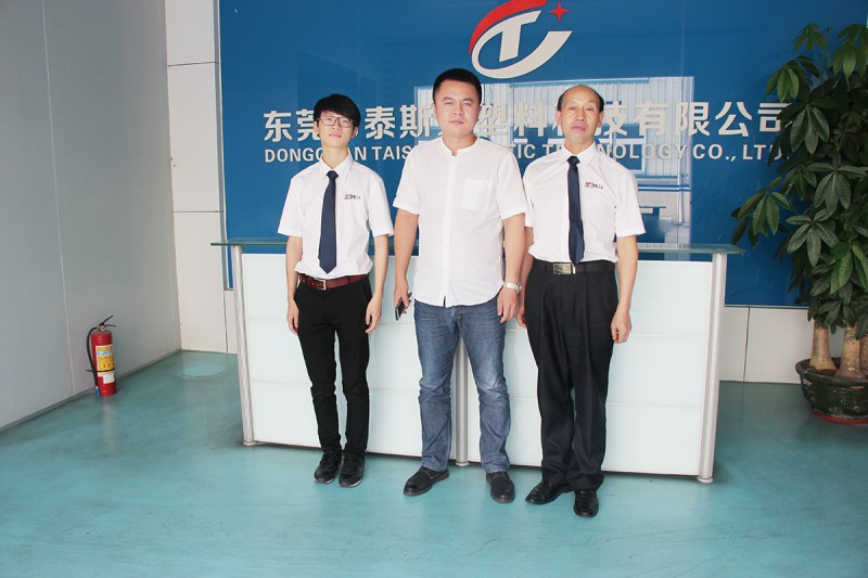 東莞市泰斯萊塑料科技有限公司總經(jīng)理王明宇(中)與本刊記者合影