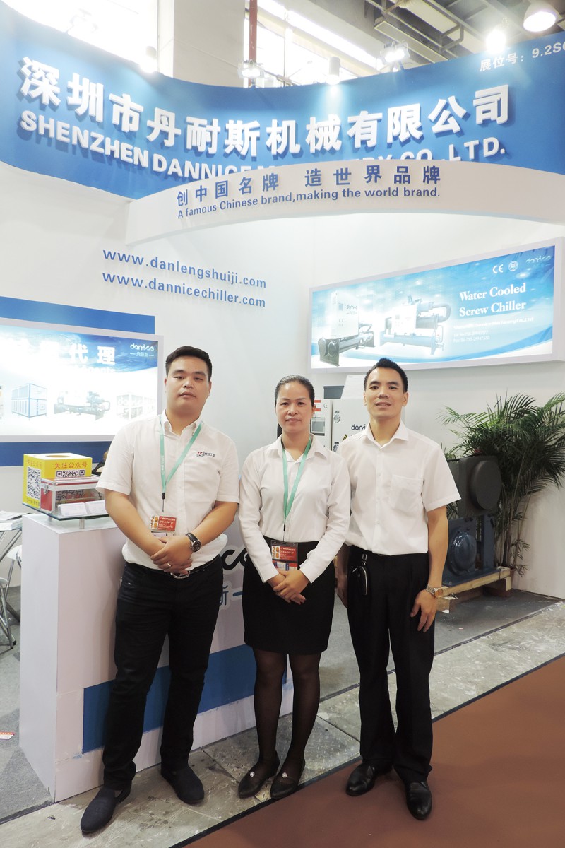 丹耐斯總經(jīng)理劉訓(xùn)檢（右）、銷(xiāo)售經(jīng)理李翠翠（中）