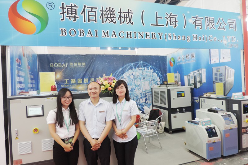 搏佰機(jī)械總經(jīng)理姜麗成(中)、銷(xiāo)售經(jīng)理胡秋花(右)