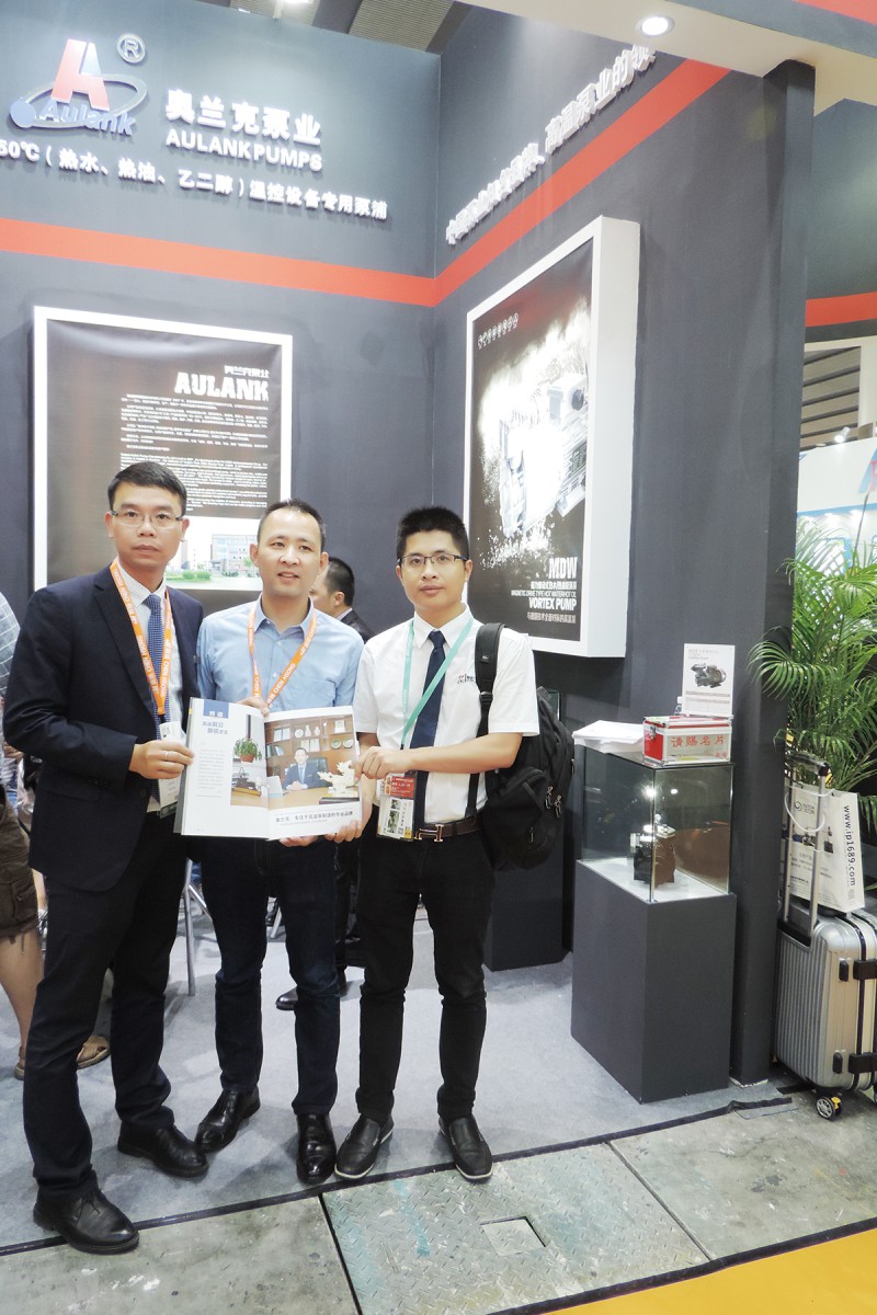 奧蘭克泵業(yè)總經(jīng)理張偉群(中)、銷(xiāo)售總監(jiān)朱勁松(左)