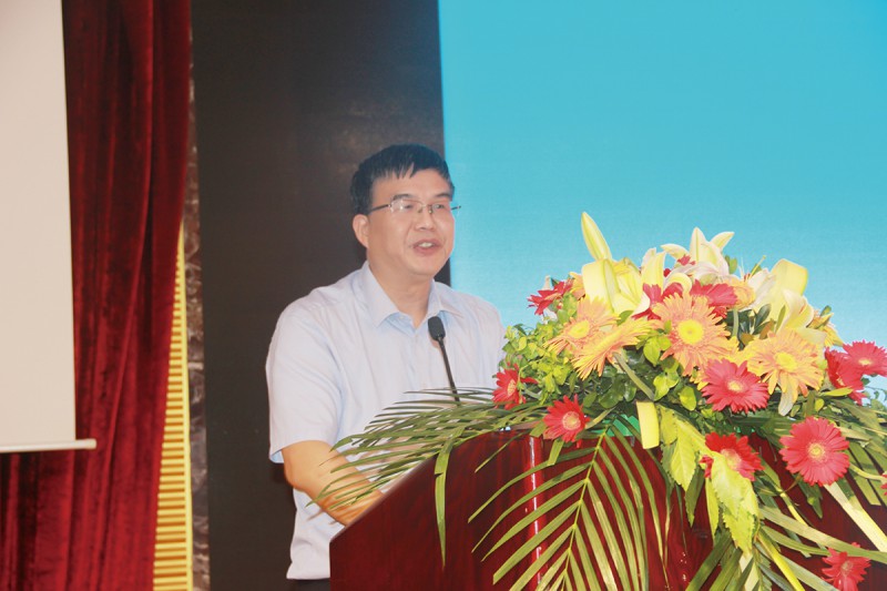 5.佛山佛塑科技集團股份有限公司總經(jīng)理陳志雄作“雙向拉伸薄膜行業(yè)的最新技術(shù)發(fā)展趨勢探討”的發(fā)言