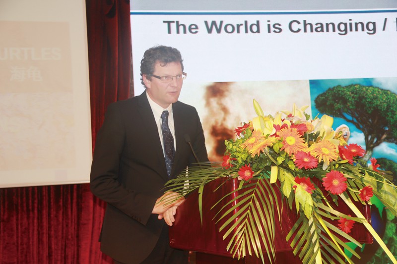 8.德國布魯克納機械股份有限公司銷售總監(jiān)裴瑞樂作“包裝膜生產(chǎn)的極高效率，特殊膜生產(chǎn)的先進技術(shù)”的發(fā)言