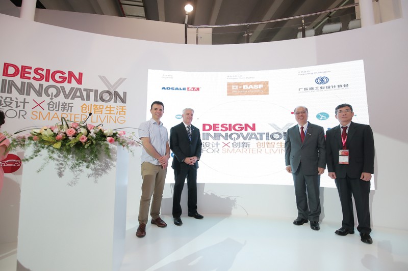 國際知名設(shè)計(jì)師、材料專家-Chris--Lefteri-，-巴斯夫特性材料部亞太區(qū)全球高級(jí)副總裁鮑磊偉，-雅式展覽服務(wù)有限公司董事長朱裕倫先生，廣東省塑料工業(yè)協(xié)會(huì)會(huì)長符岸。1