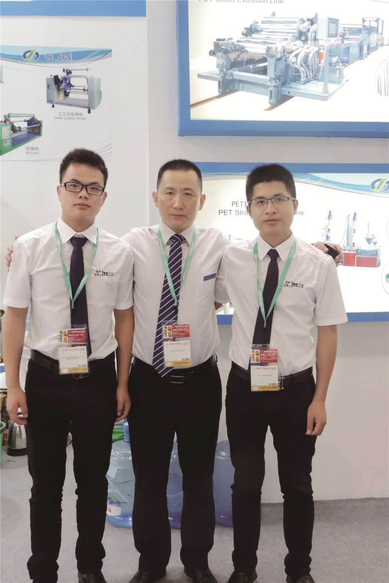 張家港市帝達(dá)總經(jīng)理朱強(qiáng)（中）與本刊記者合影