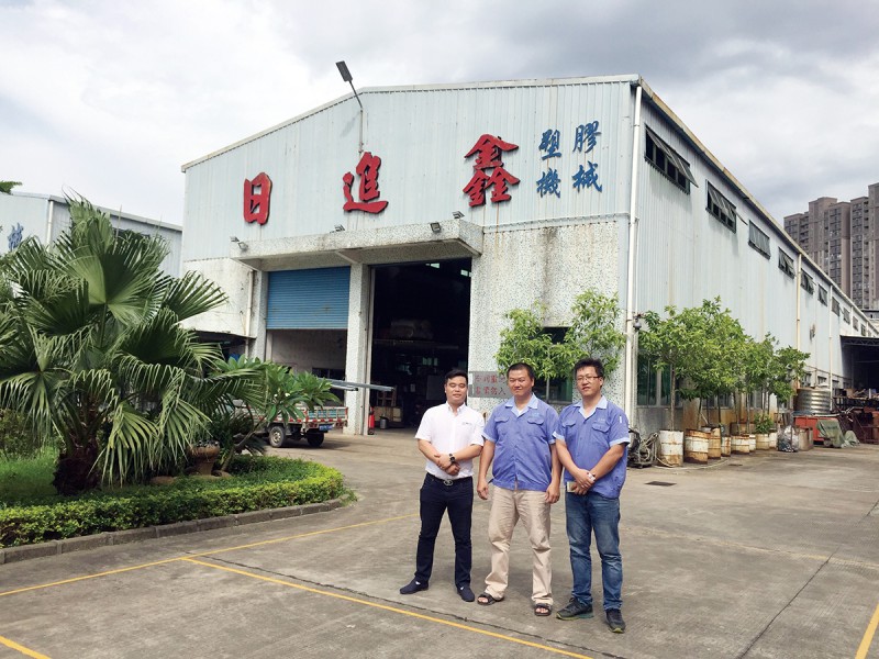 日進(jìn)鑫謝先生(中)