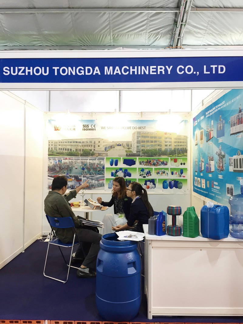 同大外貿(mào)部負責(zé)人正在與客戶洽談