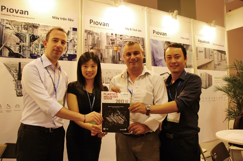 百旺歐洲同事、中國同事與越南同事合影