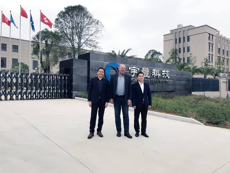 宇豐機(jī)械葉總（右）與潘總、客戶合影