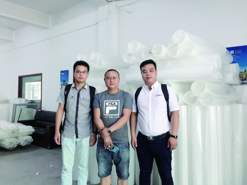東莞德永塑膠制品有限公司張總（中）和本刊記者合照。
