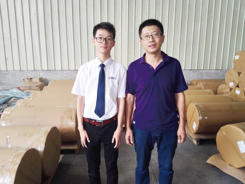 佛山多邦高分子材料有限公司程總（右）和記者（左）合照