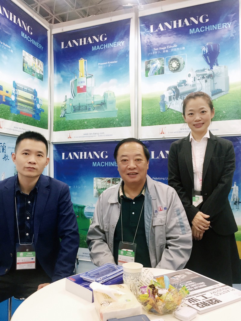 蘭航機(jī)械董事長(zhǎng)黃先生（中）、總經(jīng)理黃小燕（右）與副總經(jīng)理戴胄（左）合影-