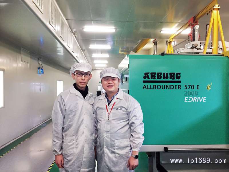 貝萬(wàn)德公司Marketing-Manager-Danny-Sair-佘建榮(左)與阿博格(深圳)大區(qū)銷售經(jīng)理蕭航合影