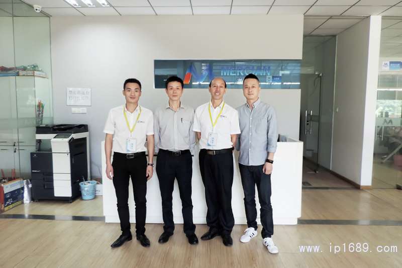 佛山市南海美爾鑫涂業(yè)有限公司總監(jiān)王新水(左二)、羅子逸(左四)與本刊發(fā)行部同事合影