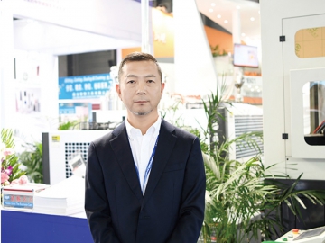 精業(yè)機器 專注中空成型技術(shù)