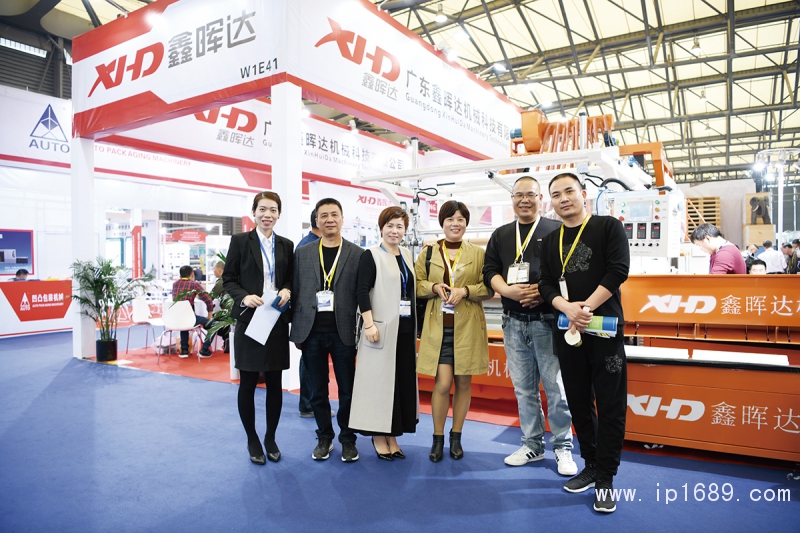 鑫暉達(dá)總經(jīng)理徐鳳春（左三）與友人合影