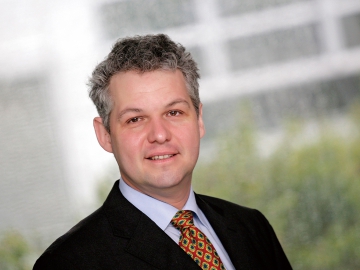 智能機器、生產(chǎn)和服務(wù)：三駕馬車?yán)瓌佣鞲駹柪m(xù)寫新傳奇