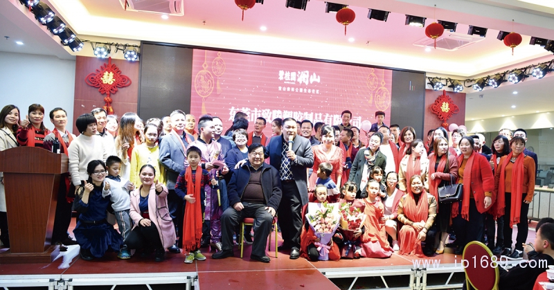 致騰塑膠朱董事長與員工、合作伙伴、嘉賓一起沉浸在一片歡樂的海洋里