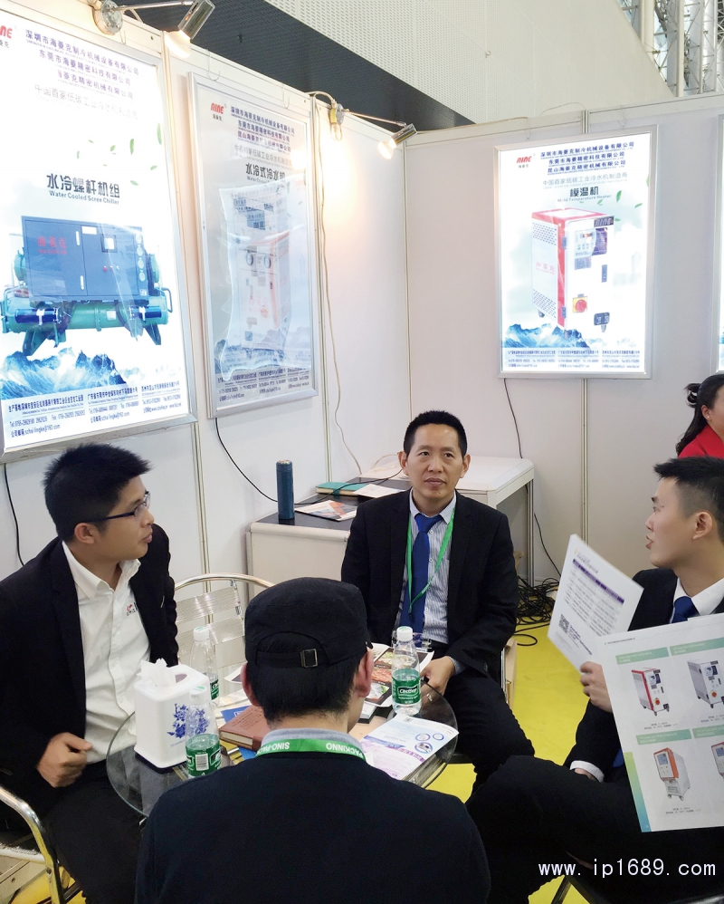 深圳市海菱克制冷設(shè)備有限公司總經(jīng)理廖克強(左三)與本刊工作人員合影