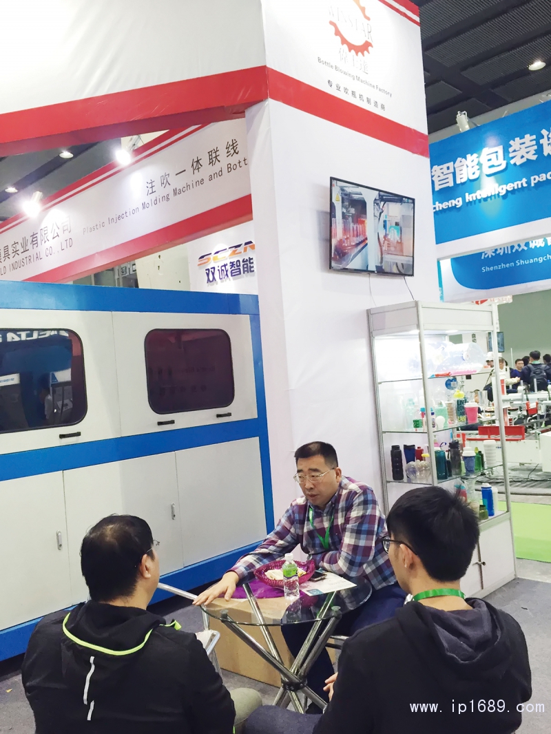 東莞市偉士達模具實業(yè)有限公司總經(jīng)理廖瑋(中)