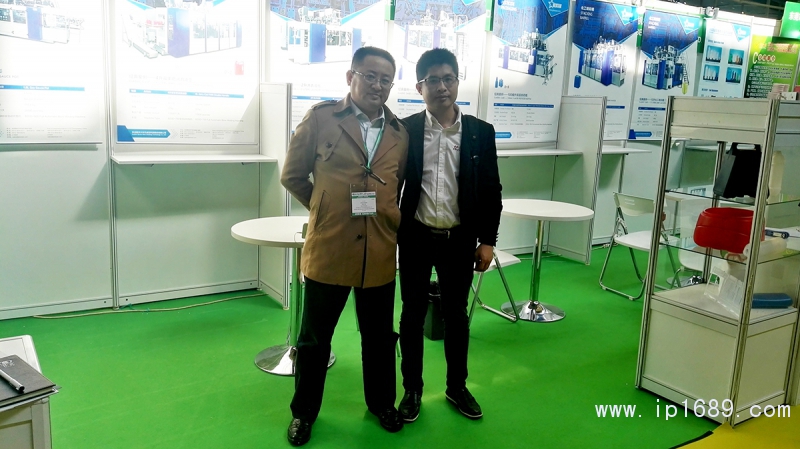 蘇州星貝爾中空成型設(shè)備有限公司銷售部長江衛(wèi)兵(左)與本刊工作人員合影