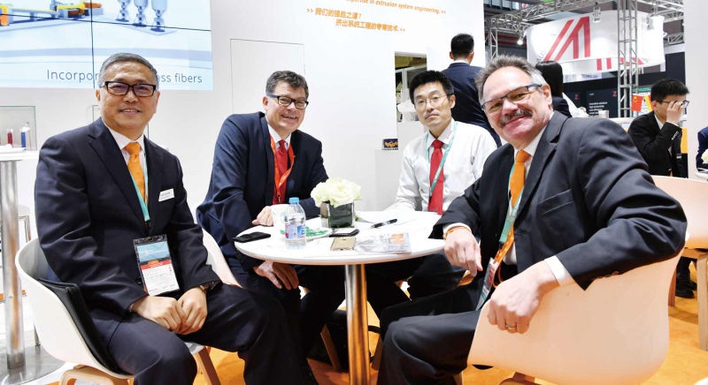 萊斯特瑞茲-銷(xiāo)售總監(jiān)高榮寶（左一）