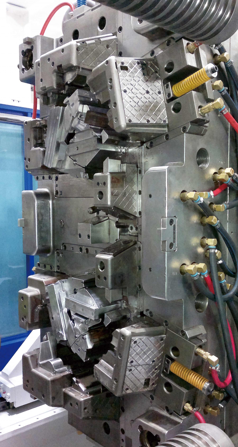 Apex幾乎所有的模具都配有熱澆道技術(shù)和液壓控制的噴嘴