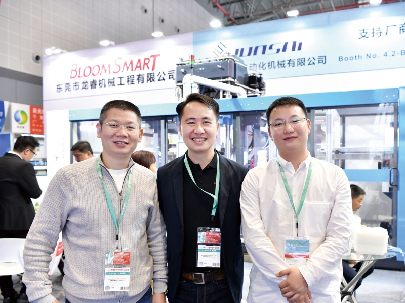 龍?？偨?jīng)理李躍（中）