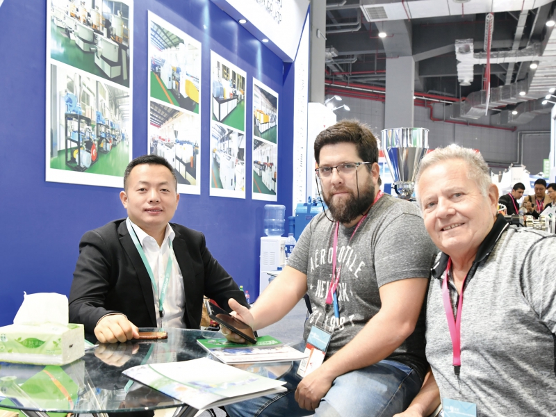 北斗星機(jī)械總經(jīng)理何俊（左一）