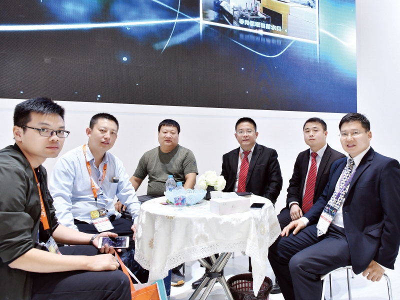 拓斯達(dá)華北區(qū)銷(xiāo)售總監(jiān)張延虎（左三）