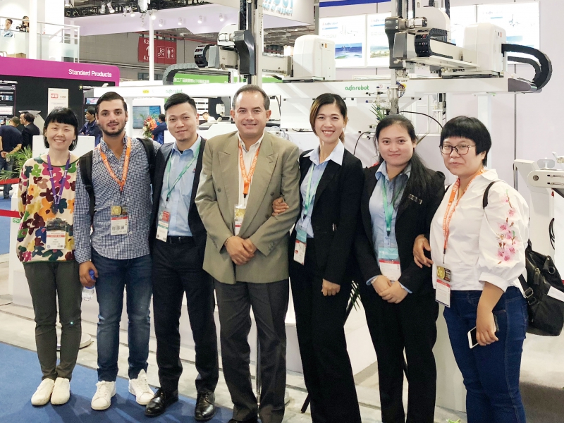 艾爾發(fā)銷(xiāo)售與客戶合影