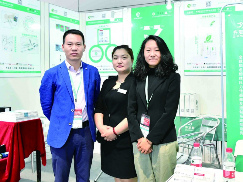 齊亞斯銷(xiāo)售總監(jiān)曹威（左一）