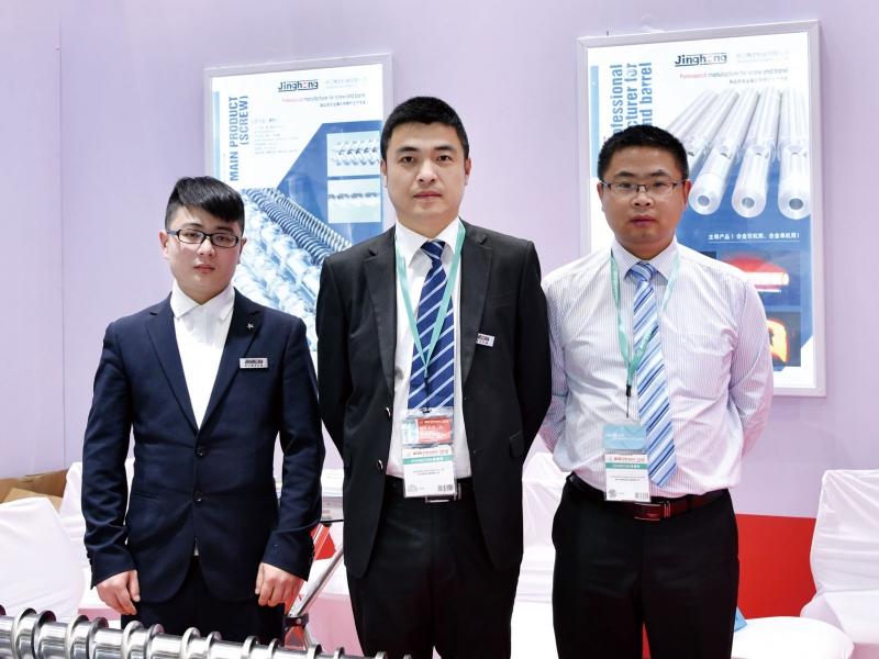 精宏機(jī)械銷(xiāo)售經(jīng)理王高輝（中）