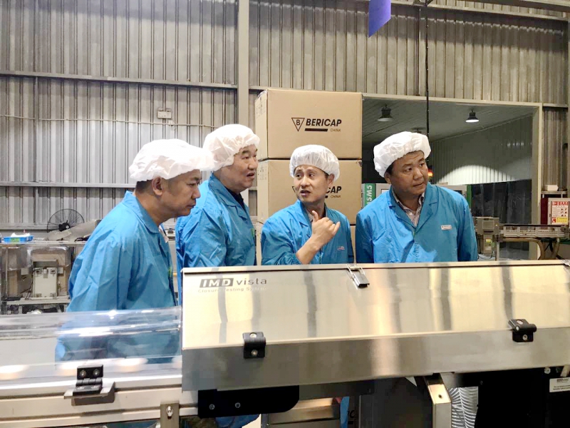 參觀百利蓋（昆山）瓶蓋生產(chǎn)車(chē)間