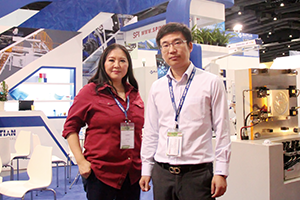 泰國海天分公司總經理施錚(右)