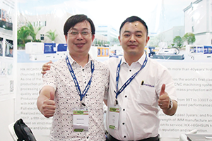 海雄機械江強志外貿部副總經理(右)