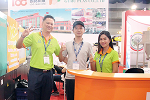 朗格塑機代理商方振民(左一)