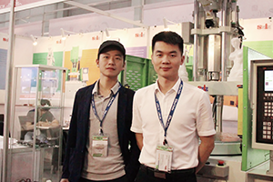 立注外貿經理駱俊園(右)