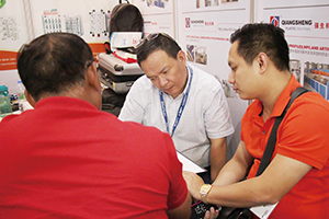 強生機械吳利忠總經理(中)