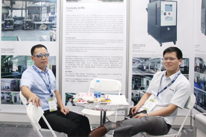 奧蘭特莫志明(右)