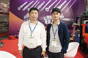 金騰賀乾輝總經理(左)