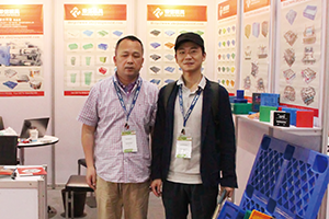 榮信模具胡兆西總經理(左)