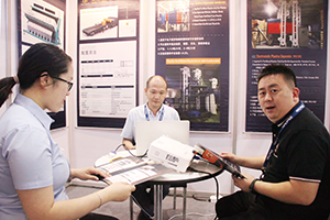 華寶機械劉耿(右一)