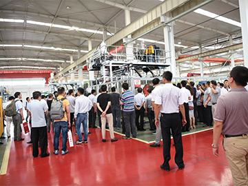 各協(xié)會領(lǐng)導和與會者參觀通佳重工和通佳機械生產(chǎn)基地