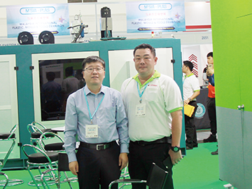 集團董事副總經(jīng)理、注塑機事業(yè)部總經(jīng)理張濤（左）