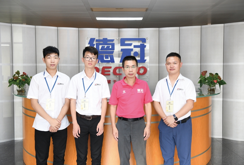 德冠何少勇(右二)與記者合影